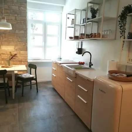 Lovely In The Center * Pula